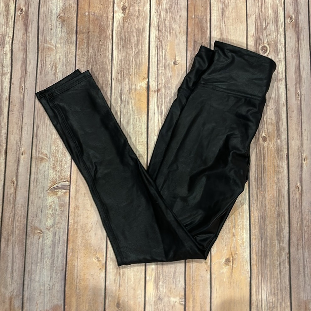 Spanx medium petite leggings shiny black great condition - Picture 2 of 5